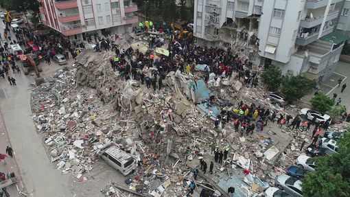 Lidé prohledávají trosky po zemětřesení v turecké Adaně