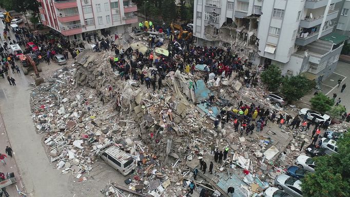 Lidé prohledávají trosky po zemětřesení v turecké Adaně