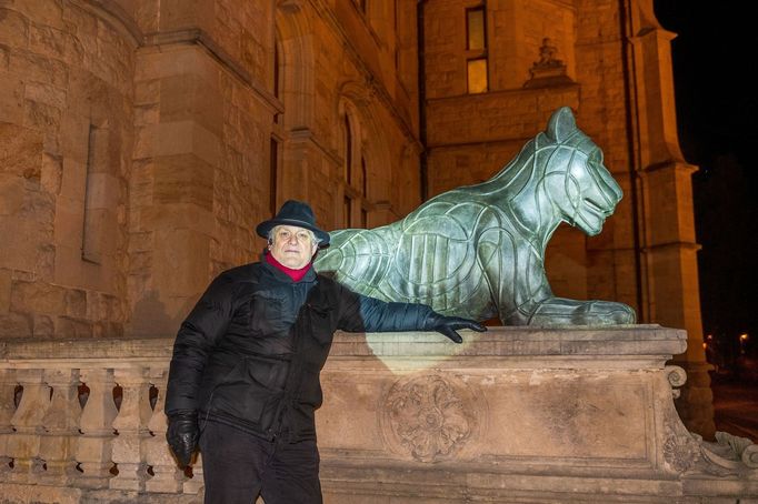 Jaroslav Róna a jeho bronzová lvice před Severočeským muzeem.