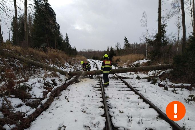 Kvůli silnému větru zůstávají na kolejích popadané stromy. 30. 1. 2022