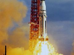 Projekt Apollo potřeboval nosné rakety Saturn. Sestrojil je Wernher von Braun.