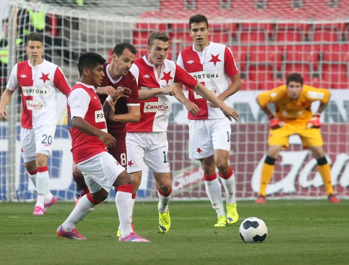 SL, Slavia-Sparta: Marek Matějovský (8) se probíjí mezi slávisty