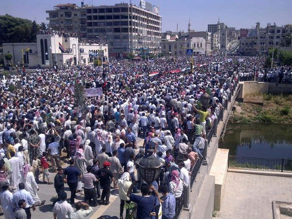 Masivní protesty Syřanů v Dejr ez-Zoru
