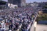 Během týdnů a měsíců se protesty za demokratické změny a pád režimu Bašára Asada rozlily do celé Sýrie. Nejmohutnější demonstrace byly vždy v pátek. Na snímku Dejr ez-Zor 17. června 2011.