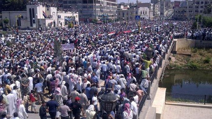 Masivní protesty Syřanů v Dejr ez-Zoru. Snímek ze 17. června 2011.