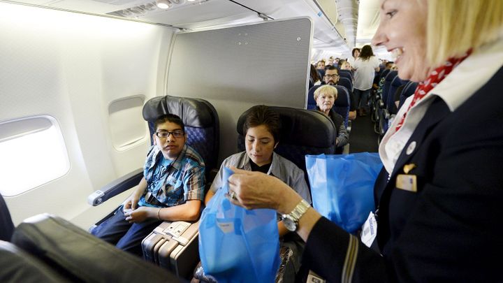 Strach z lidí řeší alkoholem. Aerolinky hlásí rekordní počet neukázněných cestujících; Zdroj foto: Reuters