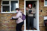 Ve Velké Británii platí přísný lockdown, při kterém by lidé měli opouštět své domovy jen v nutných případech. Spojené království je s 3,8 milionu potvrzených případů a více než 108 tisíci oběťmi nemoci covid-19 nejzasaženější evropskou zemí.