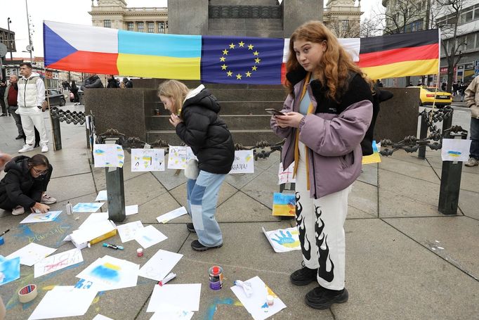 Fotografie z demonstrace na podporu Ukrajiny na Václavském náměstí v Praze. 24. 2. 2022