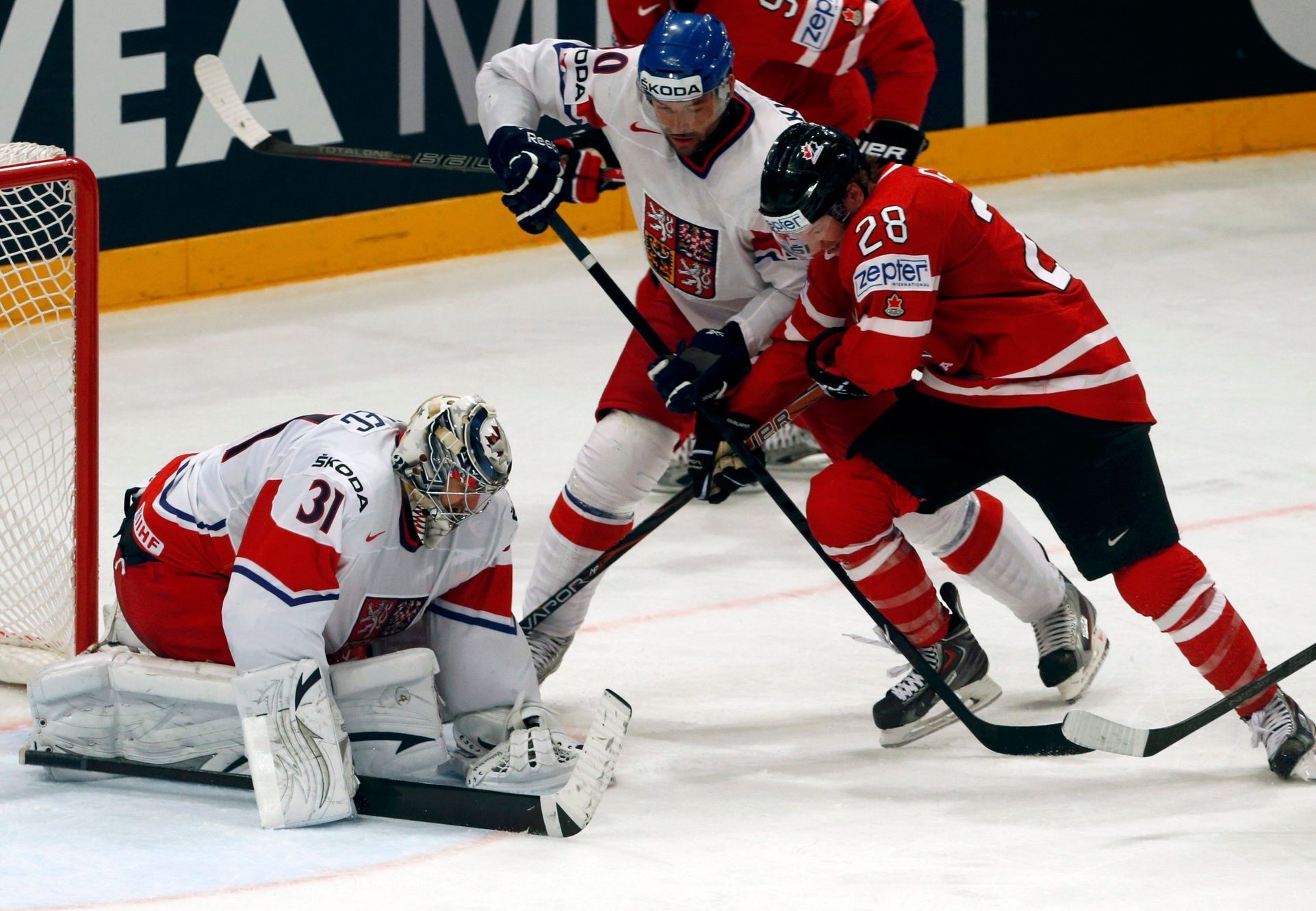 Hokej, MS 2013, Česko - Kanada: Ondřej Pavelec a Zdeněk Kutlák - Claude Giroux