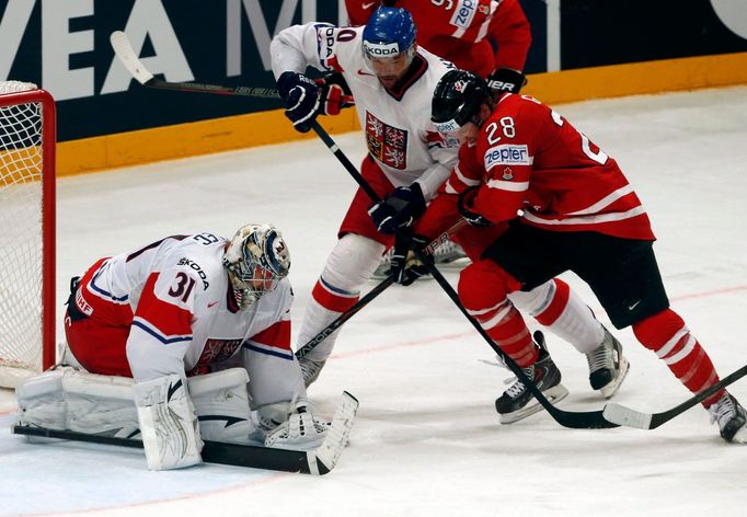 Hokej, MS 2013, Česko - Kanada: Ondřej Pavelec a Zdeněk Kutlák - Claude Giroux