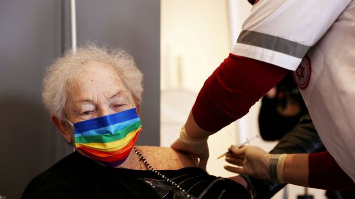 Izrael vyráží do boje s deltou. Seniorům začal nabízet třetí dávku Pfizeru; Zdroj foto: Reuters