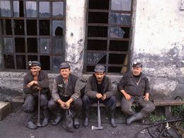 Mnoho Čechů z Banátu pracovalo ve státem vlastněných dolech na antracit a barevné kovy. Jejich provoz byl posledních deset let utlumován, až byly letos uzavřeny úplně. Horníci dostali odstupné, ale přišli o práci.