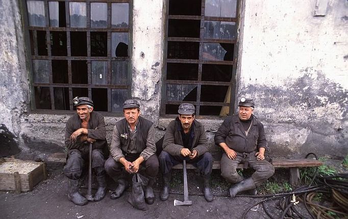 Mnoho Čechů z Banátu pracovalo ve státem vlastněných dolech na antracit a barevné kovy. Jejich provoz byl posledních deset let utlumován, až byly letos uzavřeny úplně. Horníci dostali odstupné, ale přišli o práci.