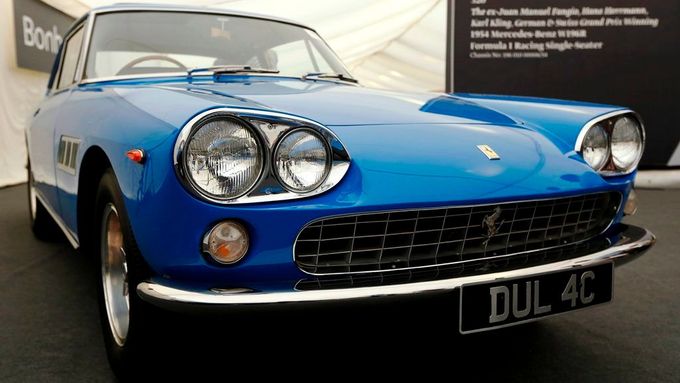Ferrari 330GT 2+2 Coupe si John Lennon koupil v roce 1965.