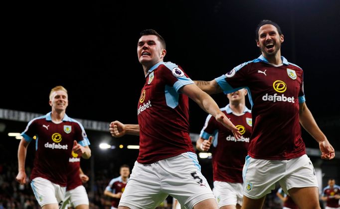 Michael Keane z Burnley slaví gól v síti Watfordu