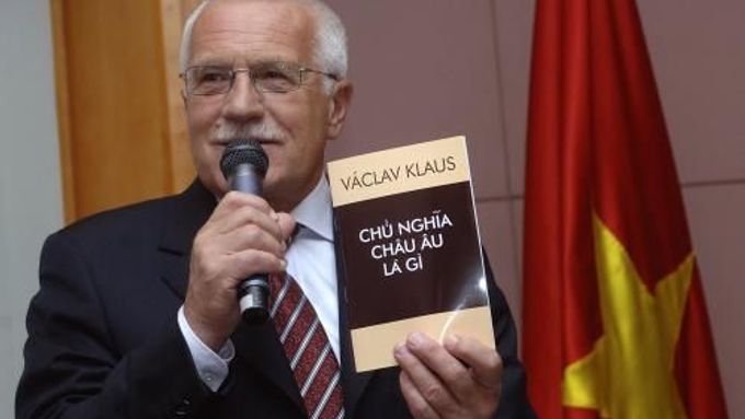 Prezident Václav Klaus drží v ruce vietnamský překlad jedné ze svých posledních knih o problematice Evropské unie a hovoří s místními bohemisty, s nimiž se setkal 29. září v Hanoji během oficiální návštěvy Vietnamu.