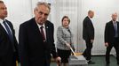 Prezident Miloš Zeman s manželkou Ivanou odevzdali své hlasy ve volbách do Evropského parlamentu ve volebním středisku v Základní škole Brdičkova v Praze-Lužinách.