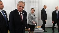 "Evropské volby, ať se nám to líbí, nebo ne, jsou testem spokojenosti i s domácí politikou," řekl České televizi prezident Miloš Zeman po vhození hlasu.