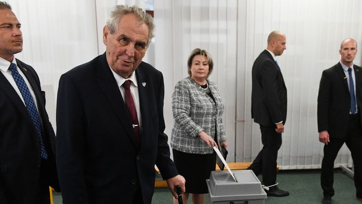 Foto: První den eurovoleb k urnám dorazili lídři politických stran i prezident