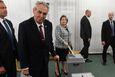Prezident Miloš Zeman s manželkou Ivanou odevzdali své hlasy ve volbách do Evropského parlamentu ve volebním středisku v Základní škole Brdičkova v Praze-Lužinách.