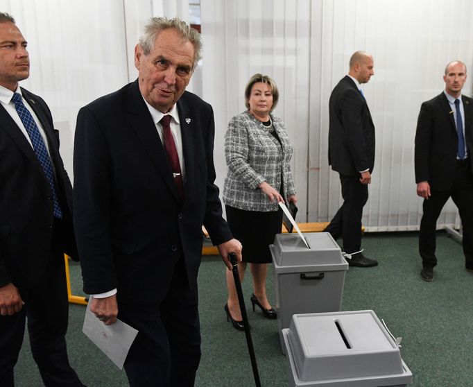 Prezident Miloš Zeman s manželkou Ivanou odevzdali své hlasy ve volbách do Evropského parlamentu ve volebním středisku v Základní škole Brdičkova v Praze-Lužinách.