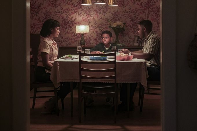 Píše se rok 1962 a do titulního města se právě přistěhovala černošská rodina – Leroy a Charlotte Hanlonovi se synem Willem.