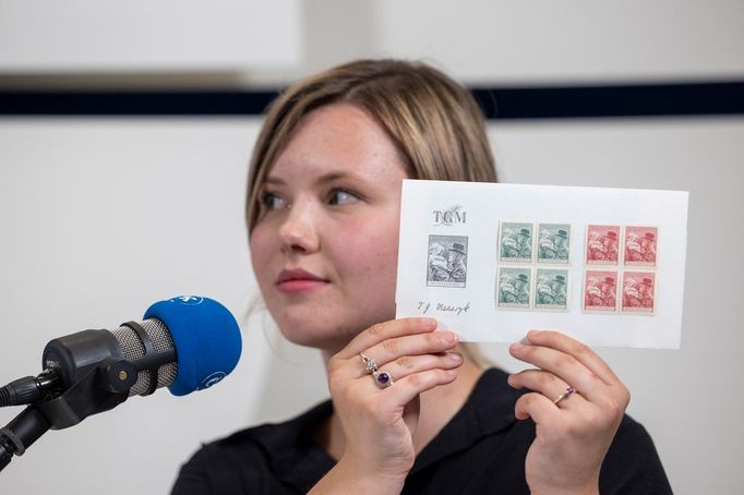 Fotografie, která se objevila na známce, vznikla před 95 lety. Je na ní Eva Haňková a T.G.M.