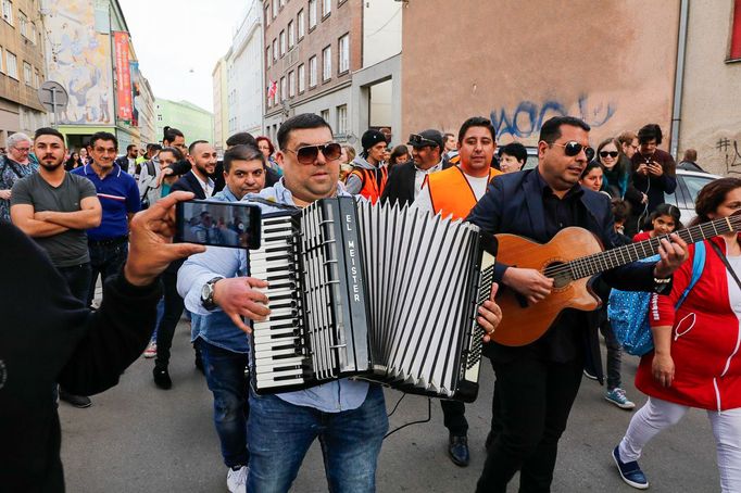 Romové na Průvodu romské hrdosti, který se uskutečnil v rámci festivalu Týden romské kultury v Brně 8. dubna 2019.