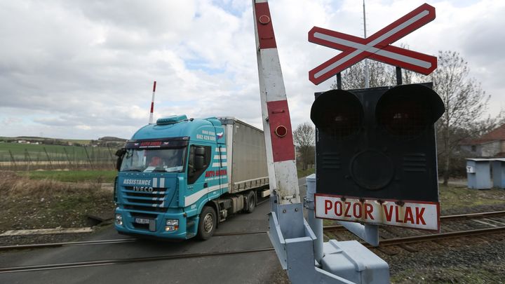 Na přejezdu v Šumperku se srazil vlak s autem. České dráhy sdílely záběry z nehody