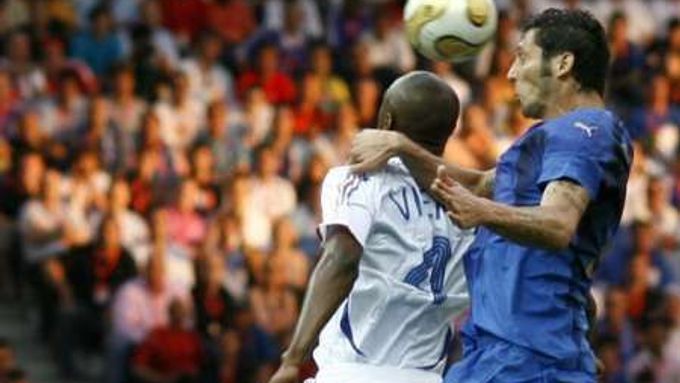 Ital Marco Materazzi (v modrém) přehlavičkoval Patricka Vieiru z Francie a dal gól.