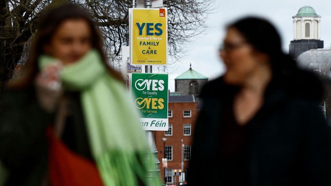 V Irsku se konají dvě ústavní referenda, která mají modernizovat pohled na ženy a rodinu v konzervativní katolické ústavě.