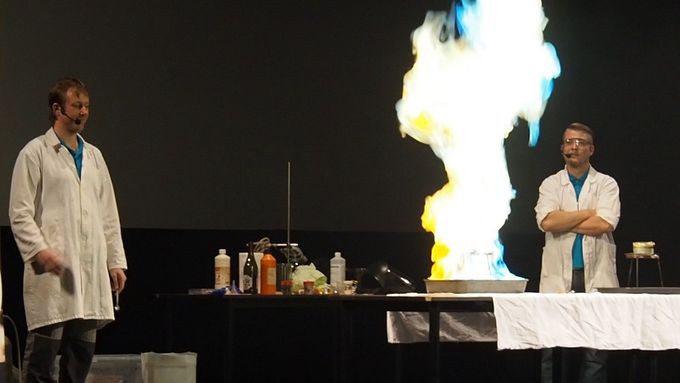 Tak probíhá vědecká show pro školáky. Je to samý výbuch a plamen.