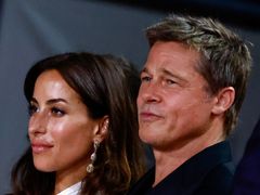 Brad Pitt s přítelkyni Inés de Ramón na benátské premiéře filmu Wolfs.