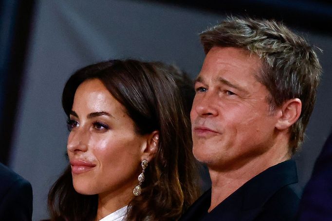 Brad Pitt s přítelkyni Inés de Ramón na benátské premiéře filmu Wolfs.