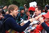 Obhájce titulu Vettel rozdával podpisy.