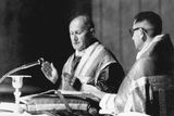 Mši při pohřbu kardinála Josefa Berana, který zemřel 17. května 1969, sloužil arcibiskup František Tomášek (vlevo).