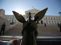Před portugalským parlamentem nedávno protestovali také učitelé. Přinesli s sebou umělého osla.