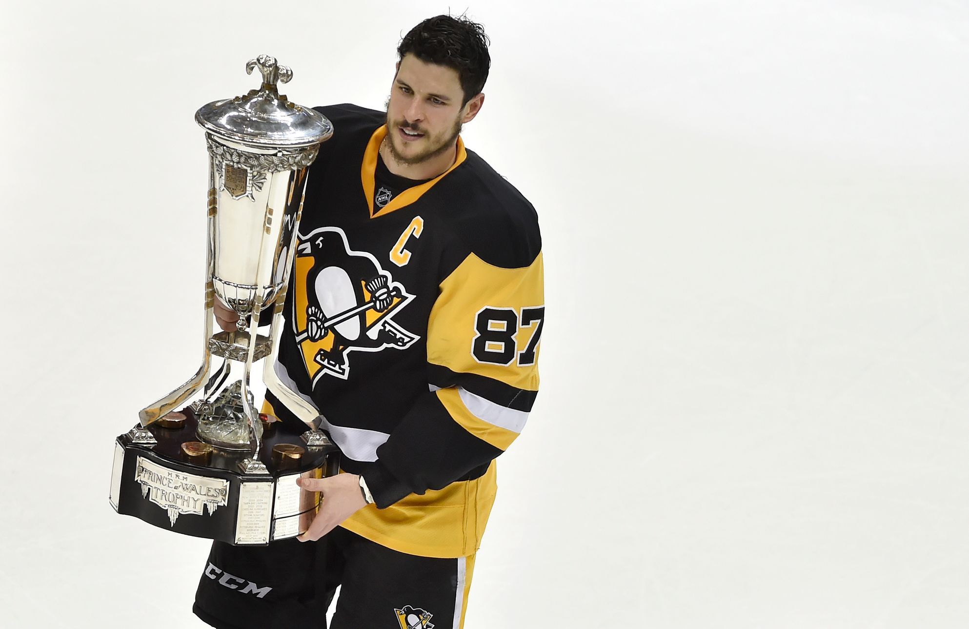 Útočník Pittsburghu Sidney Crosby s trofejí pro vítěze Východní konference.