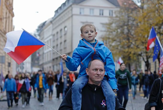 Praha si dnes 17. 11. 2019 připomíná výročí 30 let od sametové revoluce, která vedla k pádu komunistického režimu.