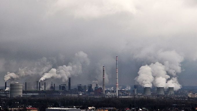 Hutní a ocelářský gigant ArcelorMittal zaměstnává v Ostravě šest tisíc lidí. Teď se zbavuje desetiny a na odměnách za odchod vyplatí stovky milionů korun