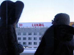 První, co uvidíte při východu z terminálu letiště v Rize, je tahle reklama na Lukoil. Většina vlastníků Lukoilu není známá, v Pobaltí firmě patří stovky čerpacích stanic a jediná tamní rafinerie. Šéf a zakladatel Lukoilu Vagit Alekperov dělal náměstka ministra ropného průmyslu ještě za Sovětského svazu a podle listu Kommersant patří do skupiny nejbližších Putinových spolupracovníků zvané Novopitěrská vnímané jako neformální centrum skutečné moci v Rusku. Lukoil zbohatl na vysokých cenách ropy a teď se chystá k expanzi do strategických společností střední Evropy včetně Česka. 22. listopadu se Alekperov podle týdeníku Respekt v Praze tajně sešel s prezidentem Václavem Klausem, kterému Lukoil už dříve sponzoroval ruské vydání jedné z jeho knih. V Pobaltí má firma mimo jiné velmi špatnou pověst u ekologů pro svou bezohlednost k životnímu prostředí.