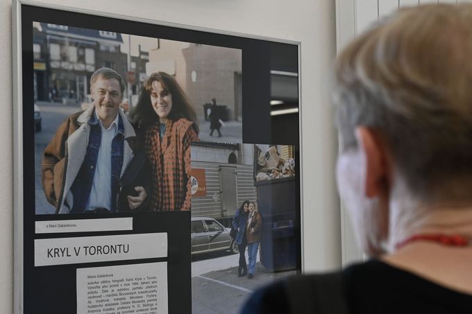 Zahájení výstavy fotografií Karla Kryla v Torontu a odhalení portrétu písničkáře od Marie Gabánkové, 8. dubna 2024, Kroměříž. Akce je součástí Týdne pro Kryla.