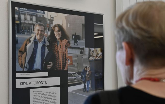 Zahájení výstavy fotografií Karla Kryla v Torontu a odhalení portrétu písničkáře od Marie Gabánkové, 8. dubna 2024, Kroměříž. Akce je součástí Týdne pro Kryla.