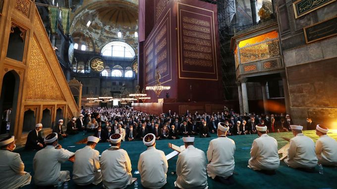 První modlitba v Hagii Sofii: Křesťanské ikony zakryly plachty, Erdogan četl z koránu