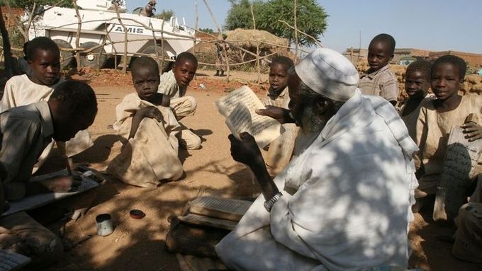 Jednotky Africké unie hlídají náboženskou školu v Kebkabiji na severu Dárfúru