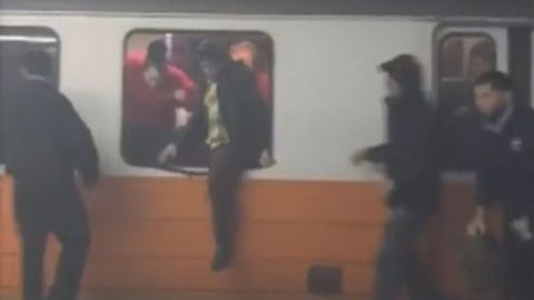 Panika v metru po závadě soupravy nenastala. Cestující spořádaně rozbíjeli okna