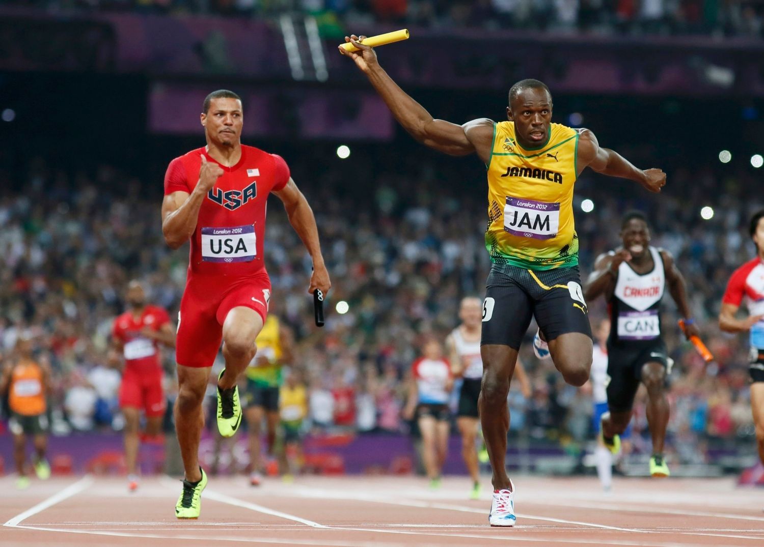 Jamajský sprinter Usain Bolt se raduje z vítězství a světového rekordu ve štafetě 4x100 metrů na OH 2012 v Londýně.