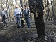 Putin na prohlídce ohořelého lesa.
