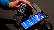 Galaxy Gear fungují jako doplněk ke smartphonům Samsung Galaxy tím, že diskrétně upozorňují uživatele na příchozí hovory a zprávy. Upozornění se zobrazují na displeji o úhlopříčce 1,63 palce (4,1 centimetru). Přístroj založený na softwaru Android má zabudován i jednoduchý fotoaparát a umožňuje pracovat se sociálními médii a různými aplikacemi.