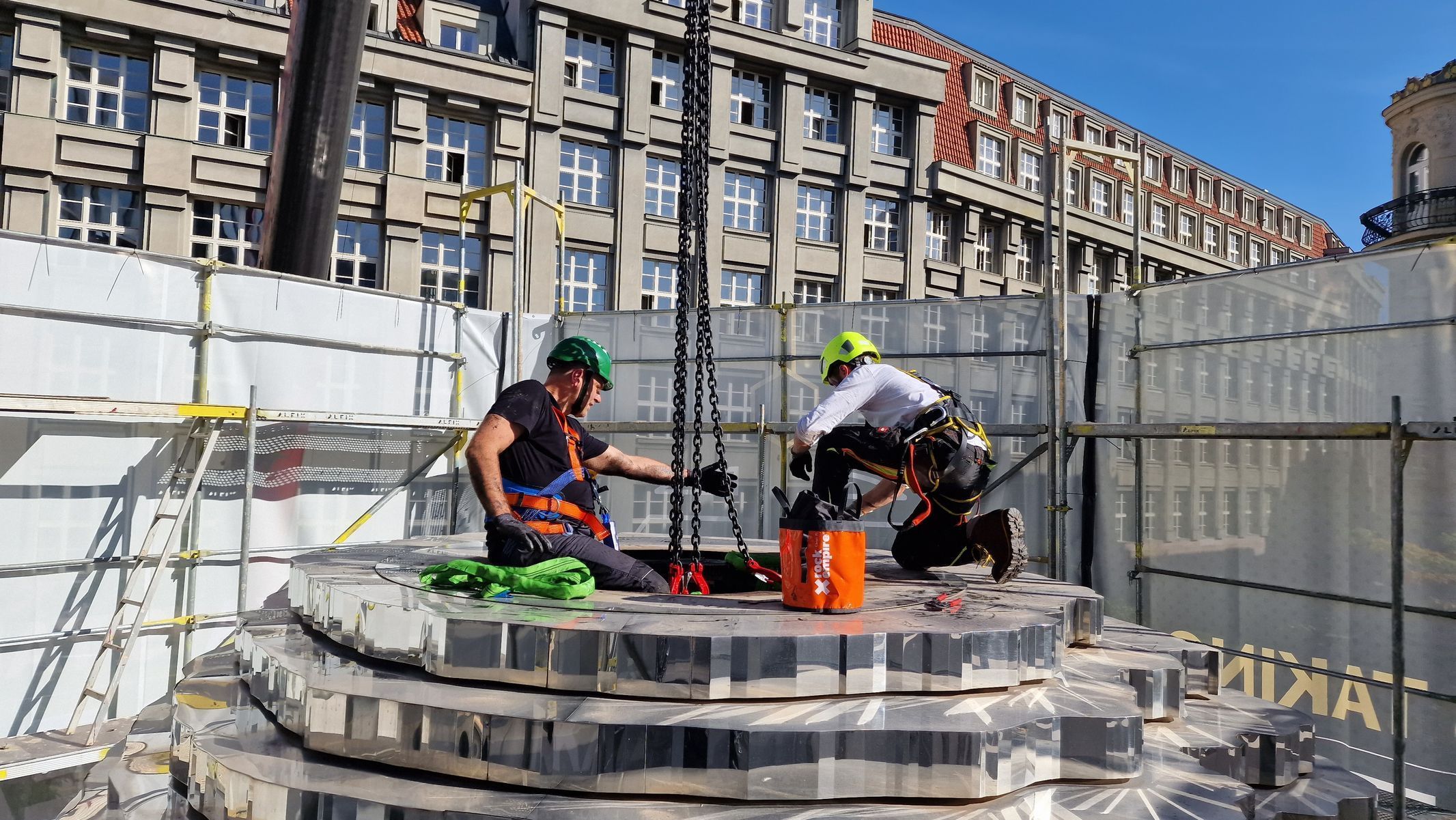 Byla provedena demontáž jednotlivých pater, která byla rozebrána, každé na šest segmentů.
